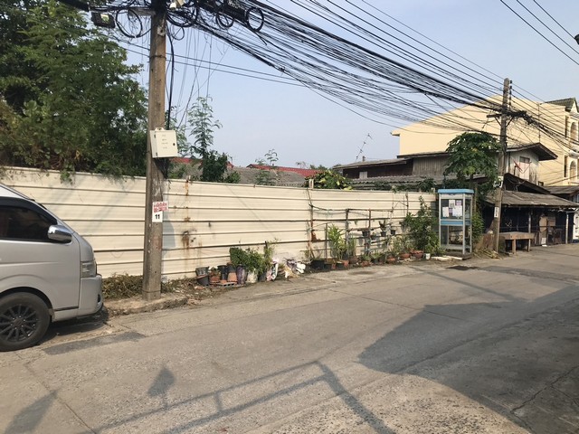 ขายที่ดินทำเลทอง ใจกลางอ่อนนุช 54 ขนาด 626 ตร.ว.รายละเอียดที่ดิน•ขนาดใหญ่ถึง 626 ตารางวา•ที่ดินสี่เหลี่ยม หน้ากว้าง 36 เมตร ลึก 70 เมตร ทำเลดี ด้านหลังติดคลอง บรรยากาศร่มรื่น•พื้นที่สวย พร้อมพัฒนาต่อได้ง่าย เหมาะสำหรับการอยู่อาศัยหรือทำธุรกิจทำเลศักยภาพ•ที่ตั้งอยู่ใน ซอยอ่อนนุช 54 ห่างจากถนนใหญ่เพียง 350 เมตร•เชื่อมต่อถนนศรีนครินทร์และถนนพัฒนาการ อย่างง่ายดายใ