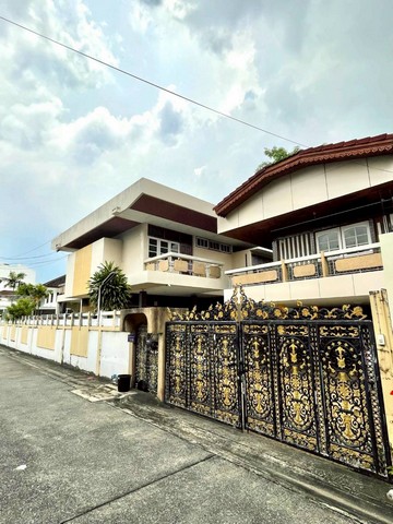 ขายบ้าน เเละ ที่ดิน ซอยอินทามระ1 ที่ดิน 148 ตารางวาที่ตั้ง ซอย อินทามระ 1 แขวงสามเสนใน เขตพญาไท กรุงเทพมหานคร 10400รายละเอียด- บ้านเดี่ยว 2 ชั้น- ขนาดที่ดิน 148 ตารางวา- 5 ห้องนอน 7 ห้องน้ำ-เหมาะสร้างบ้าน ออฟฟิศ สตูดิโอ คาเฟ่-มีบ้านอยู่ในที่ดิน-ถนนหน้าที่ดินประมาณ 6เมตรสถานที่ใกล้คียง-bts อารีย์พร,สะพานควาย-big c สะพานควาย-สโมสรทหาบก-ธนาคารออมสิน สำนักงานใหญ่-กสิกรไทย สำนักงา�