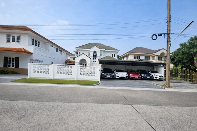 โลตัส บิ๊กซี สุวินทวงศ์ 2.4 กม.  เช่าบ้านเดี่ยว 2ชั้น 5นอน นิมิตรใหม่1-10  ตลาดมีนบุรี 1.6 กม. 3 น้ำ 100 ตร.ว. 300 ตร.ม.