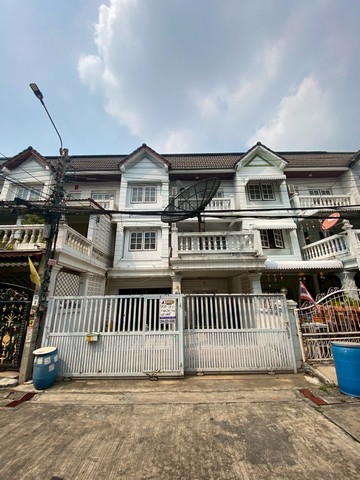 ให้เช่าทาวน์โฮม 3 ชั้น หลังใหญ่ (อุดมสุข 51)พื้นที่ใช้สอยจุใจ 300 ตร.ม. | จดบริษัทได้ | Pet-Friendly ????ทำเลศักยภาพ เหมาะทั้งอยู่อาศัยและทำโฮมออฟฟิศ ย่านบางนา-อุดมสุข เดินทางสะดวก ถนนหน้าบ้านกว้างขวาง เข้า-ออกง่ายอยู่ต้นซอยรายละเอียดตัวบ้าน:พื้นที่ใช้สอย: ประมาณ 300 ตารางเมตรฟังก์ชัน: 7 ห้องนอน | 3 ห้องน้ำ (กั้นห้องไว้เยอะมาก เหมาะทำห้องประชุมหรือแผนกต่างๆ)ที่จอดรถ: 2 คันในบ้าน 