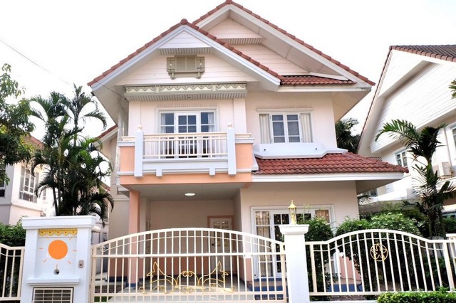 ให้เช่าบ้านเดี่ยว2ชั้น 60ตรว.รามคำแหงปลายๆๆ ไปร่มเกล้า ลาดกระบัง•3ห้องนอน 3ห้องน้ำ •ห้องรับแขก+ห้องนั่งเล่น+ห้องครัวบิวท์อิน •แอร์จำวน3เครื่อง •เฟอร์นิเจอร์ครบพร้อมเครื่องใช้ไฟฟ้า •จอดรถได้2คันสาธารณูปโภคครบครัน มีSport Complex สโมสร fitness สระว่ายน้ำ ไม่รับสัตว์เลี้ยงตั้งอยู่ถนนรามคำแหง ปลายๆ เยื้องตรงข้ามกับBigC Homepro Lotus โรงเรียนนานาชาติร่วมฤดีRIS,ใกล้ตลาดน้ำขวัญเรียม�