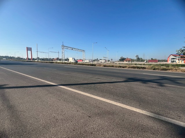    ขายที่ดินติดทางหลวงสายอุดร-หนองคาย   เนื้อที่  5 ไร่ 90 ตรว. ฝั่งตรงข้ามเป็นลานจอดรถบรรทุก หนองสองห้อง จุดขนส่งสินค้าสำคัญเพื่อรองรับเศรษฐกิจพิเศษของเมืองหนองคาย    ในอ.สระใคร    พื้นที่ตรงนี้อยู่ต.ค่ายบกหวาน รอยต่อของ อ.สระใคร จะมีโครงการพิเศษเกิดขึ้นมากมายในอนาคต (พื้นที่เศรษฐกิจพิเศษ)         ใกล้แม็คโครหนองคาย 3 กม.      ใกล้ม.ขอนแก่นวิทยาเขตหนองคาย 3 กม.   ขาออกไปห�