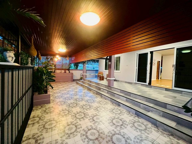       ขายบ้านดอกไม้ไสววิลล่า ซอย 5 ในเมืองหนองคาย      ขายบ้านฝรั่งสวนดอกไม้ ในเมืองหนองคาย      บ้านพร้อมอยู่ 3ห้องนอน,2 ห้องน้ำ ,2 จอดรถ      ที่ดิน 65 ตรว.      บ้านพื้นที่ใช้สอย 150 ตรม.      ห้องรับแขก พร้อมเฟอร์นิเจอร์ใหม่ทั้งหมด แถมฟรี ตู้ชุดโฮมเธียร์เตอร์ใหม่ของ Ikea ,โซฟาใหม่,Smart TV 58”,โต๊ะรับแขกไม้แท้จาก เชียงใหม่,แจกันดอกไม้,รูปภาพแขวนผนัง     ห้องครัว .ครัวบิ้วอิน glossy รุ่น Top ตู้เย็�