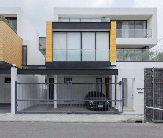 บ้านซอยโยธินพัฒนา 11ใกล้ทางด่วนรามอินทราที่ตั้ง ซ.โยธินพัฒนา 11 แขวงคลองจั่น เขตบางกะปิ กรุงเทพฯ 10240รายละเอียด- บ้านเดี่ยว 3 ชั้น- หลังมุม ทิศเหนือ- เนื้อที่ 50 ตร.ว.- พื้นที่ใช้สอย 350 ตร.ม- จอดรถได้ 3 คัน- หมู่บ้านมีเพียง 15 หลัง เงียบ สงบ- 4 ห้องนอน 5 ห้องน้ำ- 1 ห้องนอน master ขนาดใหญ่ พร้อม Walk in closet และห้องน้ำขนาดใหญ่ มีอ่างน้ำแยก His and her และ Rain shower- 1 ห้องนอนปกติ พร้อมบิ้วท์อิน- 1 ห้องทำงานบ�