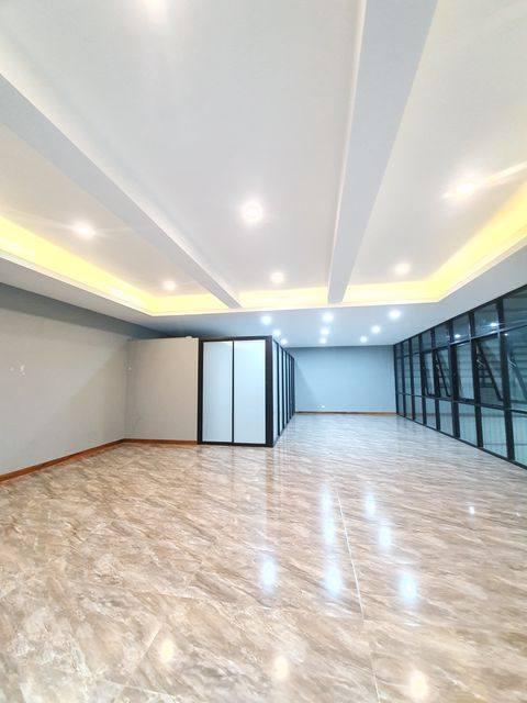 P2004 ให้เช่าโกดัง พร้อมสำนักงาน  ติดถนนใหญ่ ย่านวัชรพล ถนนรามอินทรา แขวงท่าแร้ง เขตบางเขน ใกล้ทางด่วน รถเทรนเลอร์และรถพ่วงเข้าได้