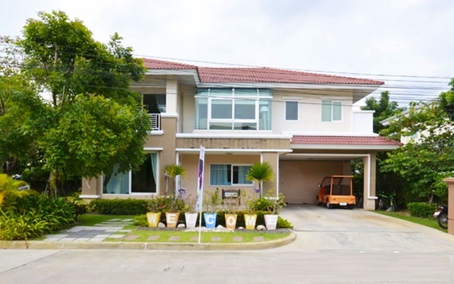 RIS ซอยมิสทีน มอเตอร์เวย์ ร่มเกล้า สุวรรณภูมิ  ให้เช่าคฤหาสน์พลูวิลล่า 4นอน Sunroof รับแสงธรรมชาติ 3น้ำ วิวติดสระว่ายน้ำ  70ตร.ว.