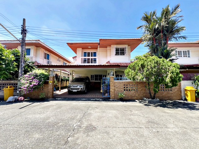 รหัสทรัพย์ 68165บ้านเดี่ยว 2 ชั้น หมู่บ้าน เฟื่องสุข 2 ถนนกาญจนาภิเษก ลำโพ จังหวัดนนทบุรี (บ้านสวย รีโนเวทใหม่ พร้อมอยู่) รายละเอียดทรัพย์- บ้านเดี่ยว 2 ชั้น เนื้อที่ 55.2 ตร.ว. พื้นที่ใช้สอยประมาณ 185ตร.ม.- 3 ห้องนอน 3 ห้องน้ำ 1 ห้องครัว พร้อมเคาท์เตอร์ครัวปูน บิวท์อิน  และเฟอร์นิเจอร์ห้องครัวติดผนัง 1 ห้องรับแขก มีระเบียงที่ห้องนอนใหญ่ชั้น 2  - 1 ห้องเก็บของขนาดใหญ่สามารถเดิ�