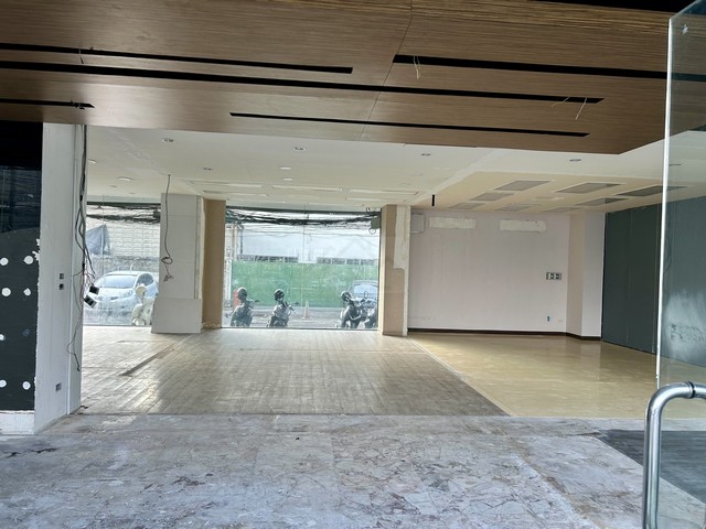 ให้เช่าพื้นที่ชั้น 1 ขนาด 161 ตร.ม. ริมถนนรัชดาภิเษก (ใกล้แยกสุทธิสาร) ติด MRT สุทธิสาร เหมาะทำ Showroom, office หรือ clinic  