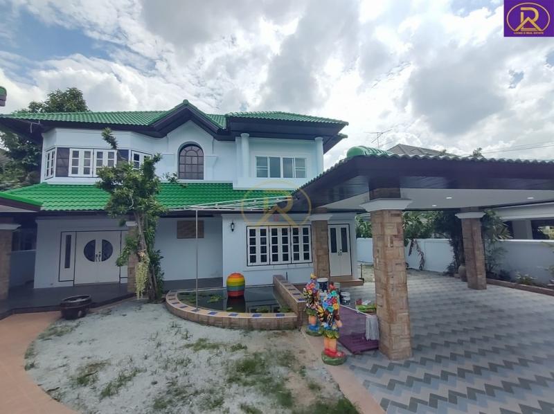 สนใจทรัพย์นี้ติดต่อ =>> คุณเอ็ม  085-871-3787   Line Id :  0858713787                             =>> คุณนุ้ย 083-197-9826     Line Id :  living-dLVD-O0120 : คุ้มสุด!! ขายบ้านเดี่ยว 2 ชั้น หลังใหญ่ พร้อมเรือนรับรอง รีโนเวทแล้ว สวยงามมาก อยู่ในตัวเมือง ใกล้เซ็นทรัลชลบุรี  อ.เมือง จ.ชลบุรี หมู่บ้าน : เวิล์ดวิลล่ารูปแบบ : บ้านเดี่ยว 2 ชั้น + เรือนรับรอง 1 หลังพื้นที่ : 120 ตารางวาพื้นที่ใช้สอย : 200 ตารางเมตร (ไม่รวมเรือนรับรอง)ห้องนอน : 4 ห้อง สามา