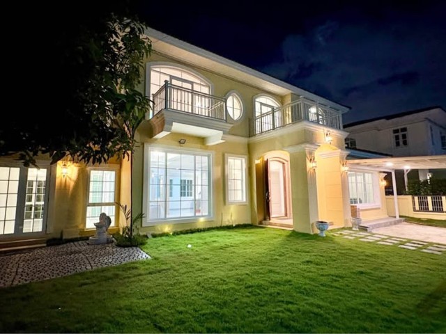 ให้เช่าบ้านเดี่ยวตกแต่งสวยหรู โกลเด้นนครา 100 ตร.ว 350 ตร.ม ถนนอ่อนนุช65 แอร์เฟอร์นิเจอร์ครบ มี3นอน4น้ำ 2 ห้องอเนกประสงค์ ราคาเช่า85,000บาทรายละเอียด-บ้านเดี่ยว 2 ชั้น หมู่บ้านโกลเด้นนครา-มี 3 ห้องนอน 4 ห้องน้ำ 2 ห้องอเนกประสงค์-แอร์เฟอร์นิเจอร์ครบ-เนื้อที่100ตารางวา 408ตารางเมตร-มีสระว่ายน้ำขนาดใหญ่/ฟิตเนสในโครงการ-เดินทางสะดวกใกล้ทางด่วน-ใกล้โรงเรียนนานาชาติ : Wellington College Internat