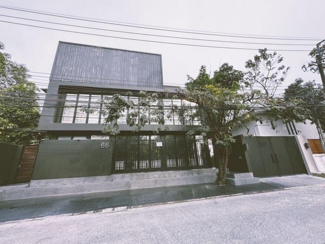 BRA440 ให้เช่าอาคารสำนักงาน 2 หลัง ซอยรัชดาภิเษก32 จตุจักร เนื้อที่ 231 ตร.ว ใกล้ MRTลาดพร้าว1.5 กม.สนใจติดต่อ : คุณสราวุฒิ Tel. 0994108945 Line : 0994108945ให้เช่า 350,000 บาท/เดือน ประกัน 3 ล่วงหน้า 1สัญญา 3ปีอาคาร2 หลังในพื้นที่เดียวกัน เนื้อที่ 231 ตร.ว พื้นที่อาคารกว่า 1,200 ตรม ( รีโนเวทใหม่หมด )ตึกด้านหน้าเป็นตึกปูน 3 ชั้น มีบันไดขนาดใหญ่ถึงพื้นที่ชั้น 3 และมีลิฟท์ขนของถึงพื้นที่ชั้น 3บ้านด้านหลังเป็น�