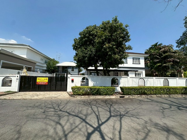 ให้เช่าบ้านเดี่ยวหลังใหญ่ หมู่บ้านนันทวัน-วัชรพล พร้อมบ้านน็อคดาวน์แยกอีก 2 หลัง สำหรับทำออฟฟิศหรือเรือนรับรอง— รายละเอียดบ้าน- บ้านเดี่ยวหลังใหญ่ 2 ชั้น  - พื้นที่ดิน 206 ตร.ว. | พื้นที่ใช้สอยประมาณ 400 ตร.ม.- 4 ห้องนอน | 5 ห้องน้ำ  - 2 ห้องโถง | 1 ห้องรับแขก - 1 ครัว | 1 ห้องแม่บ้าน (มีห้องน้ำในตัว)  - พร้อมแอร์ 5 ตัว- มีบ้านน็อคดาวน์แยกอีก 2 หลัง สำหรับทำออฟฟิศ หรือ เรือนรับรอง- โครง�