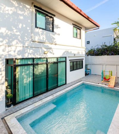 ขาย 7.8 ล้านบาท*ให้เช่า 40,000 /เดือน*พูลวิลล่าส่วนตัว (มบ.วังตาล)น้ำไม่ท่วม 100% บ้านแปลงมุมอยู่เองก็ฟิน ปล่อยเช่าก็คุ้ม.ไฮไลต์บ้าน• แปลงมุม 80 ตร.วา หน้าบ้านกว้าง 30+ เมตร• ร่มรื่น เป็นส่วนตัว น่าอยู่มาก• ที่จอดรถในบ้าน 3 คัน (+ รอบบ้านจอดได้อีกหลายคัน)• ฟรีเฟอร์นิเจอร์ + เครื่องใช้ไฟฟ้าทั้งหลัง.ผังบ้านชั้นล่าง• ห้องรับแขก• ห้องนอน 1 ห้อง + ห้องน้ำ 1 ห้อง• ห้องเอ็นเตอร์เทนเม�