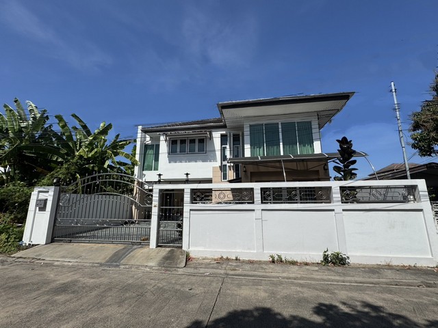 ให้เช่า บ้านเดี่ยว 2ชั้น พัฒนาการ – ศรีนครินทร์ หมู่บ้านเคหะนคร ซอยพัฒนาการ ทำเลดี ใกล้เมือง เดินทางสะดวก เหมาะทั้งอยู่อาศัยและทำโฮมออฟฟิศ รายละเอียดบ้าน : •บ้านเดี่ยว 2 ชั้น •เนื้อที่ 54 ตารางวา •พื้นที่ใช้สอย 185 ตารางเมตร •4 ห้องนอน | 3 ห้องน้ำ •จอดรถได้ถึง 6 คัน •เครื่องปรับอากาศ 6 เครื่อง •เฟอร์นิเจอร์ บิ้วอิน + ลอยตัว •บ้านหัน ทิศใต้ อยู่สบาย ลมดี แดดไม่ร้อน ทำเล�