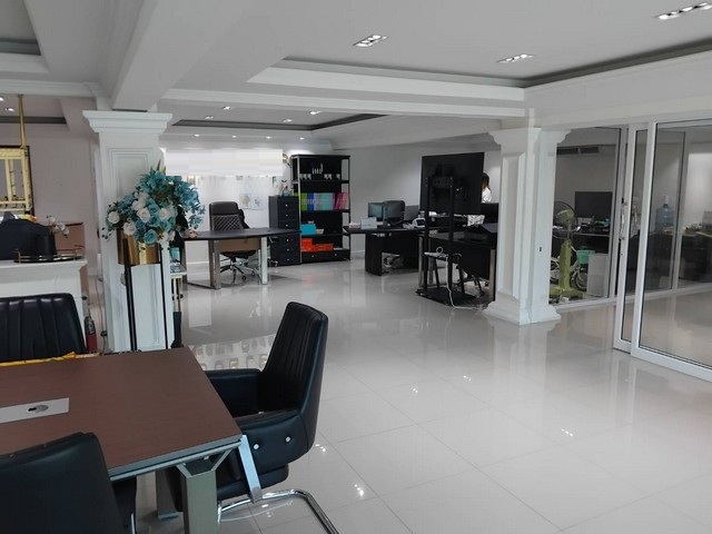 P2012 ให้เช่าอาคาร 4 ชั้น ริมถนนประดิษฐ์มนูธรรม เลียบด่วนเอกมัย-รามอินทรา ใกล้ เซ็นทรัลอีสต์วิลล์ เหมาะทำโชว์รูม สำนักงาน คลินิกความงาม