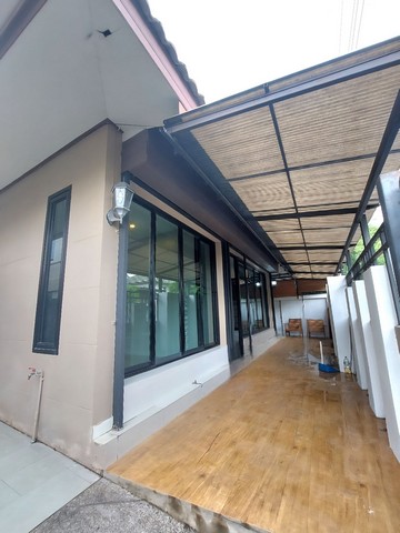 ให้เช่า บ้านเดี่ยว ชั้นเดียว 52 ตรว. อยู่ถ.ลาดปลาเค้า ใกล้ The JAS ทะลุออกลาดพร้าว41 หรือรามอินทรากม.2ได้ให้เช่าบ้านเดี่ยว ชั้นเดียว  52ตารางวา•3 ห้องนอน 3ห้องน้ำ •1ห้องรับแขก ห้องครัว( เคาร์เตอร์ครัว) พร้อมฮูดดูดควัน•แอร์3เครื่อง พร้อมเฟอร์นิเจอร์บางส่วน ที่จอดรถ 2คัน อยู่ถ.ลาดปลาเค้า  แขวงจรเข้บัว เขตลาดพร้าว กรุงเทพ10230ใกล้ The JAS community mall,แม็คแวลู่,วัดลาดปลาเค้า,รถไฟฟ้าสายส