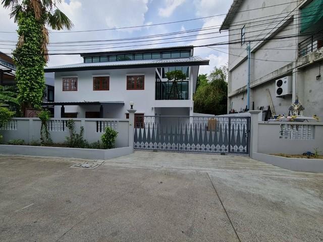 ให้เช่าบ้านเดี่ยว2ชั้นย่านโชคชัย4ลาดพร้าว ใกล้MRTโชคชัย4 200 ตร.ม.ย่านโชคชัย4ลาดพร้าว เหมาะทำโฮมออฟฟิศ