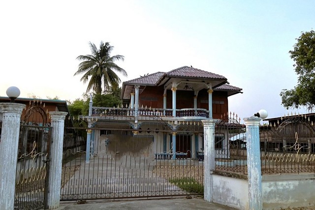 ขาย บ้านพักอาศัยครึ่งตึกครึ่งไม้ 2 ชั้น  ถนนเก้าเลี้ยว - บรรพดพิสัย นครสวรรค์