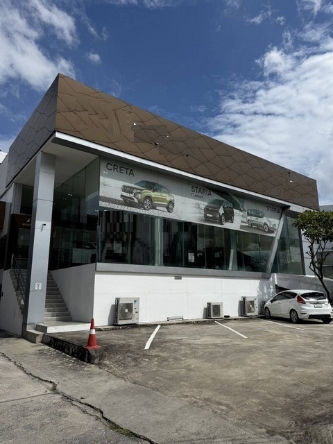 ให้เช่าพื้นที่โชว์รูม ขนาด 1 ไร่ ทำเลทอง ติดถนนรามอินทรา กม.4 ใกล้ BTS & Foodland! ด้านหน้าเป็นโชว์รูมรถด้านหลังเป็นจุดซ่อมรถศูนย์บริการ 