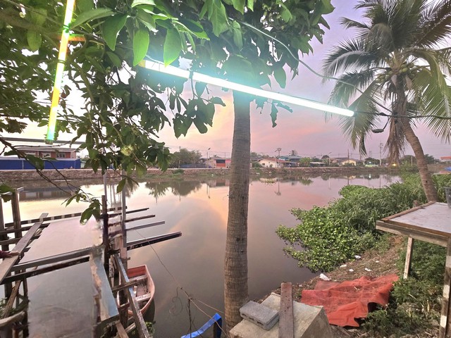 บ้านริมคลอง รีโนเวทใหม่ ห้องพักรายวัน/รายเดือน/รายปี2026ติดคลองแม่น้ำท่าจีนบรรยากาศ อากาศดี๊ดี ลมเย็นสดชื่น 230 ตารางวา#ราคาห้องพักเริ่มต้นที่ 390บาท/วัน  450/วัน  550/วันรายเดือน42,00/เดือน(สัญญาขั้นต่ำเช่า 1 ปี)•หน้าบ้านติดถนน และติดคลองน้ำยาวจาก จ.กาญจนบุรี สู่แม่น้ำท่าจีน•230ตรว. พื้นที่ใช้สอย400ตารางเมตร ????อยู่บ้านเลขที่21-1หมู่ที่6 ต.บางปลา อ.บางเลน จ.นครปฐม 73130 โลเคชั่นใกล