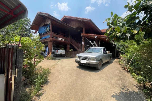 ขายบ้านครึ่งตึกครึ่งไม้   ถนนสายแจ้ห่ม-บ้านสบเมย  อำเภอแจ้ห่ม   ลำปาง 