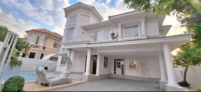 ขายบ้านเดี่ยวพัทยา บ้านเดี่ยว Modern Classic พร้อมสระว่ายน้ำส่วนตัว บนที่ดิน 90 ตร.วา (แถมสวนข้างบ้านฟรีอีก 30 ตร.วา!)