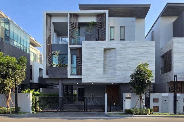 ให้เช่าบ้านหรู3ชั้น ใกล้ เดอะ ไนน์  ใกล้จุดขึ้นลงทางด่วนฉลองรัชเพียง2.2กิโลเมตร ใกล้ทองหล่อเพียง5กม.โครงการ The Gentry พัฒนาการ 2 