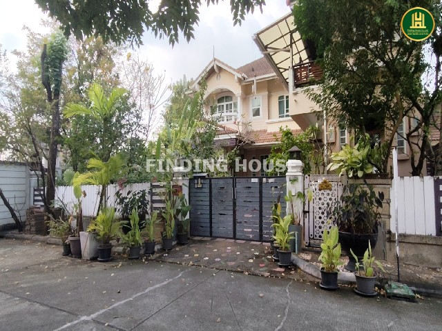 ขายบ้านเดี่ยว หมู่บ้านภัทรา วงแหวน-อ่อนนุช หลังมุม 133.50 ตร.ว. พื้นที่กว้าง 5 นอน พร้อมเรือนรับรอง ใกล้ทางด่วน ใกล้สุวรรณภูมิขายบ้านเดี่ยวหลังมุม พื้นที่ใหญ่พิเศษ 133.50 ตร.ว. หมู่บ้านภัทรา วงแหวน-อ่อนนุช (Pattra Wongwaen-Onnut)สัมผัสความร่มรื่นในสังคมคุณภาพ บ้านไซส์ใหญ่ที่ตอบโจทย์ครอบครัวใหญ่และการพักผ่อนอย่างแท้จริง บนทำเลศักยภาพอ่อนนุช-กาญจนาภิเษกที่ตั้ง ซ. หมู่บ้านภัทร�