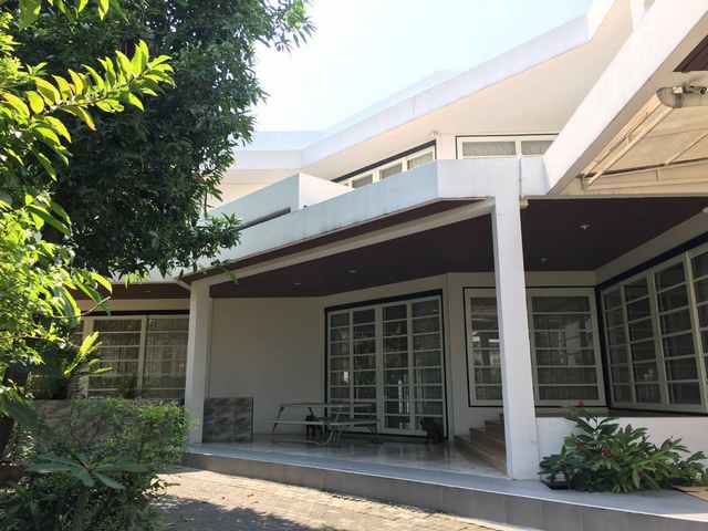 ให้เช่า บ้านเดี่ยว สุขุมวิท 71 ซอยปรีดีพนมยงค์ 14 ที่ดิน 340 ต.ร.วา บ้าน 650 ต.ร.ม. 4 นอน 5 น้ำ 150,000/เดือนบ้านสวยหลังใหญ่ ติดคลอง ให้เช่า สุขุมวิท 71 ซอยปรีดี 14 ใกล้พระโขนง เพิ่งรีโนเวทใหม่ทั้งหลังและติดแอร์ใหม่ทุกห้องทั้งหลัง- บนที่ดิน 340 ตารางวา- พื้นที่ใช้สอยในตัวบ้าน 650 ตารางเมตร- 4 ห้องนอน- 4 ห้องอาบน้ำ (มีอ่างอาบน้ำ 2 ห้อง), 1 ห้องส้วม- ห้องหนังสือ- ห้องพระ- ห้องนั่งเล่น- ห้องรับแ�