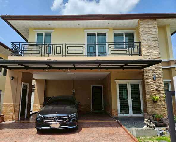 ขายบ้านเดี่ยว Villa Nakarin อ่อนนุช-วงแหวน สุขุมวิท 77 ที่ดิน 101.5 ตรว. พทชส 340 ตรม. 4 นอน 4 น้ำ ขาย 16,900,000 บาทบ้านเดี่ยวสวย พร้อมเฟอร์สวยคุณภาพดี สภาพแวดล้อมหมู่บ้านสวย ร่มรื่น ดูแลดีเยี่ยม  facilities ครบขนาดที่ดิน 101.5 ตารางวาขนาดพื้นที่ใช้สอย 340 ตารางเมตรจำนวน 4 ห้องนอน 4 ห้องน้ำ มีห้องน้ำในตัวทุกห้อง1 ห้องแม่บ้าน พร้อมห้องน้ำในตัวครัวสวยเต็มพื้นที่2 ที่จอดรถFacilities : สระว่ายน้ำ, Fitness, สนามเด�