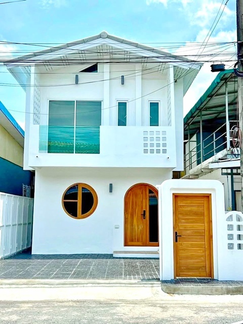 ถนนจตุโชติ 600 ม.  รร.สารสาสน์วิเทศสายไหม 2.5 กม. ถนนวัชรพล 1.2 กม. บ้านเดี่ยว 2 ชั้น 35 ตร.วา. 280 ตร.ม. 2 นอน 2 น้ำ สายไหมอเวนิว 3 กม.