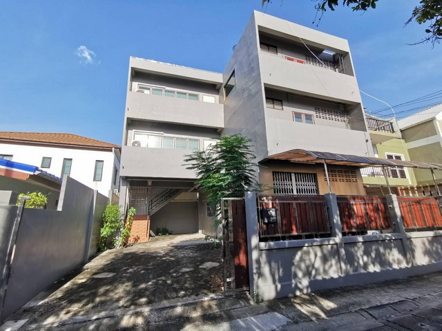 HRE457ให้เช่าทาวโฮม 3ชั้น อ่อนนุช17  ถนนสุขุมวิท77 ใกล้รถไฟฟ้า BTS อ่อนนุช ใกล้พัฒนาการ เอกมัยสนใจติดต่อ คุณสราวุฒิ : 0994108945Line : ballwuthขาย/เช่า Office อยู่ในซอยอ่อนนุช 17  ห่างจากรถไฟฟ้าอ่อนนุช 3 กม. จอดรถได้ประมาณ 4 คัน พื้นที่ 42 ตรว. 2 โฉนด มี 3 ห้องน้ำ 1 ห้องครัว กั่นโซน Office & บ้านพักเรียบร้อย มีแอร์อยู่ที่ office 2 ตัว และฝั่งบ้านพักอีก 3 ตัว ใกล้พัฒนาการค่าเช่า 25,000 บาทต่อเดือน ล่วงหน้า 1 ประกัน 2�