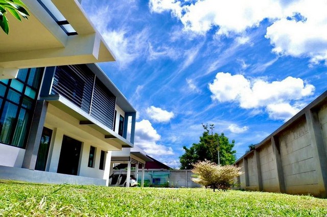  บ้านสร้างใหม่ สไตล์โมเดิร์น บ้านสวย บรรยากาศดี สันกำแพง