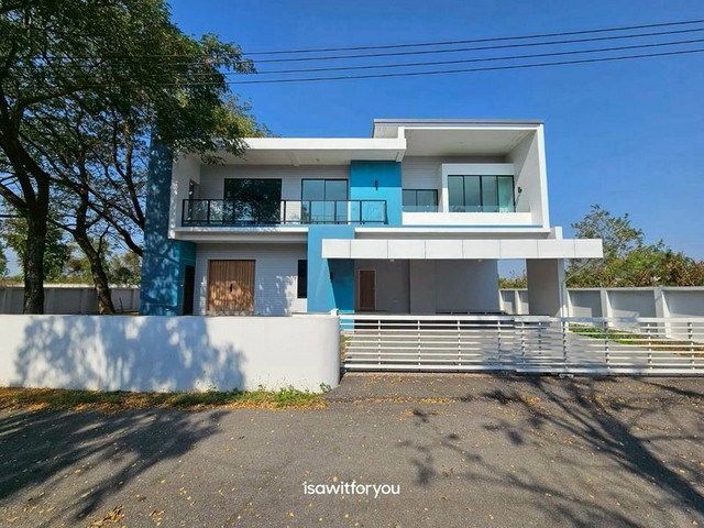 บ้านใหม่ 2 ชั้น สไตล์โมเดิร์น หลังใหญ่ เฟอร์นิเจอร์ครบ สันกำแพง 