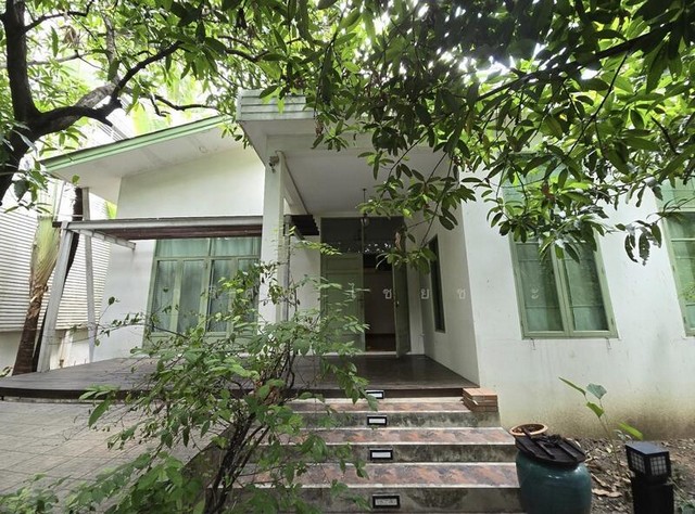 บ้านพร้อมที่ดิน ถนนพญาไท ซอยประดิพัทธ์ เนื้อที่ 214 ตรว.ที่ตั้ง ถนนพญาไท ซอยประดิพัทธ์ แขวง สามเสนใน เขต พญาไท กรุงเทพมหานคร 10400รายละเอียด- เนื้อที่ 214 ตรว.- 3 ห้องนอน 3 ห้องน้ำ-1ห้องแม่บ้าน+1ห้องน้ำ- สระว่ายน้ำขนาด 3x6m.- ห้องเก็บของและโรงจอดรถได้2คัน- สามารถจอดใต้ต้นไม้ได้อีก4คัน- ประตูรีโมททำเล- อยู่ซอยประดิพัทธ์ (เข้าซอยมาประมาณ50ม.)- จากถนนเข้าจากท้านซอยเลียบคลองประปา