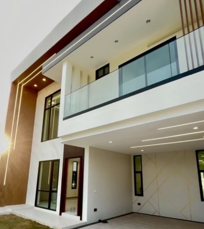 ขาย 5.1 ล้านบาท*บ้านใหม่ 2 ชั้น สไตล์โมเดิร์นใกล้สนามบิน ใกล้แหล่งชุมชนทำเลดี หนองผึ้ง อำเภอสารภี ติดอำเภอเมือง .พื้นที่ที่ดิน 58 ตารางวา พื้นที่ใช้สอยตัวบ้าน 267 ตารางเมตร3 ห้องนอน | 4 ห้องน้ำ | จอดรถได้ 2 คันชุดบิ้วอินห้องครัวติดแอร์ทุกห้อง.ทำเลดีมาก• อยู่ใน เขตใกล้เมือง เดินทางเข้า-ออกเมืองง่าย• ใกล้ ตลาด โรงเรียน โรงพยาบาล ห้างสรรพสินค้า• เข้าออกสะดวก ติดวงแหวน�