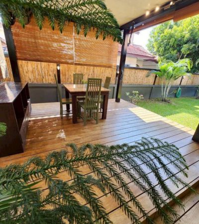 ขาย 3.9 ล้านบาท*บ้านเชียงใหม่ โซนสันนาเม็งอ.ดอยสะเก็ด น้ำไม่ท่วม 100% พร้อมเฟอร์ฯ สวนสวยร่มรื่นรอบบ้านเหมาะอยู่อาศัย หรือซื้อไว้ลงทุนปล่อยเช่า.รายละเอียดบ้าน• บ้านเดี่ยวบนที่ดิน 59 ตร.วา• พื้นที่ใช้สอยประมาณ 120 ตร.ม.• หันหน้าทิศ ตะวันตกเฉียงเหนือ• 3 ห้องนอน | 2 ห้องน้ำ• สวนสวยร่มรื่นรอบบ้าน• ประตูรั้วรีโมท• รั้วไม้ไผ่แท้รอบบ้าน เพิ่มความเป็นส่วนตัว.ขายพร้อมเฟอร�