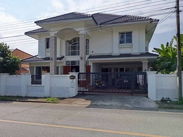 ให้เช่าบ้านเดี่ยว 5 ห้องนอน หมู่บ้านสิริวัฒนา หนองหอย เชียงใหม่ทำเลดี โซนไม่ท่วม ใกล้โรงเรียนวารี & Unity International School ทำเล: หมู่บ้านสิริวัฒนา ตำบลหนองหอย อำเภอเมืองเชียงใหม่(โซนนี้น้ำไม่ท่วม อุ่นใจได้) รายละเอียดบ้านขนาดที่ดิน 75 ตารางวา5 ห้องนอน3 ห้องน้ำบ้านอยู่ในโครงการ มีความเป็นส่วนตัวเหมาะสำหรับครอบครัวใหญ่ หรือครอบครัวต่างชาติที่มีบุตรเรียนโรงเรียนนานา�