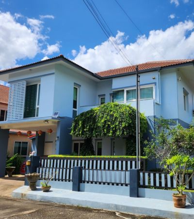 ขาย 7.5 ล้านบาทให้เช่า 40,000/เดือน*หมู่บ้านศิริพร ดอนจั่นติดถนนใหญ่ 8 เลน เส้นสันกำแพงสายใหม่.รายละเอียดบ้าน• ขนาดที่ดิน 116 ตร.วา• พื้นที่ใช้สอยประมาณ 250 ตร.ม.• 4 ห้องนอน | 4 ห้องน้ำ• 1 ห้องนั่งเล่น• 1 ห้องครัว• 1 ห้องเก็บของ• บ้านสภาพดีมาก น้ำไม่เคยท่วมไม่อนุญาตให้เลี้ยงสัตว์.ค่าเช่า• 40,000 บาท/เดือน (สัญญารายปี)รวมค่าส่วนกลางรวมอินเทอร์เน็ตรวมทำสวนทำความสะอาดบ้านทุกสัปด