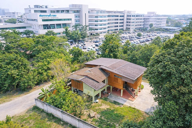 บ้านไม้สัก 2 ห้องนอน รพ.เมืองลำปาง 300 ม.ให้เช่า คฤหาสน์  2 ห้องน้ำ ใกล้ตลาดเทศบาลเมืองลำปาง 900 ม. ที่ดิน 150 ตร.ว. 600 ตร.ม