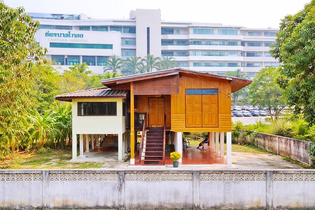 รพ.เมืองลำปาง 300 ม.ให้เช่า คฤหาสน์ บ้านไม้สัก 2 ห้องนอน 2 ห้องน้ำ ใกล้ตลาดเทศบาลเมืองลำปาง 900 ม. ที่ดิน 150 ตร.ว. 600 ตร.ม