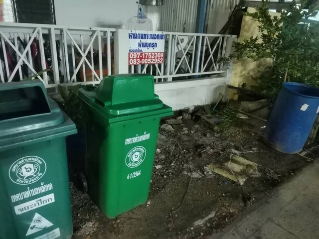 ขายหอพัก ห้องเช่า ย่านทางเข่า  ม.รังสิต  แถววัดนาวง ต.หลักหก  อ.เมือง จ.ปทุมธานี หอพัก ห้องเช่า 9 ห้องบนเนื้อที่ 60ตร.วา จับจุดวัดนาวงซ้ายมือวัดตรงไปประมาณ 1 กิโล เจอ Amaxon Coffee ซ้ายมือ เข้าซอย ซ.นาวง4พัฒนา ซอย3 ตรงข้าม เลี้ยวมาประมาณ 150 ม.หอพักอยู่ด้านซ้ายตรงข้ามหอพักสีฟ้า 2 ชั้นปรับปรุงใหม่  พร้อมดำเนินกิจการต่อ  รายได้ดี ลูกค้าเข้าพักตลอด ย่านแหล่งชุมชนเจริญ ใกล้มหาวิท