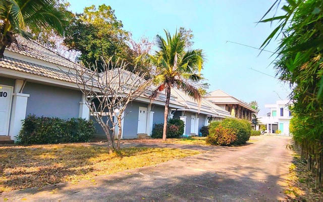 AOM 2548โรงแรมสไตล์รีสอร์ท บรรยากาศร่มรื่น ใจกลางเมืองลำปาง ต.ชมพู อ.เมือง จ.ลำปาง ราคา 85,000,000 บาท   ตำบลชมพู เมืองลำปาง,ลำปาง   โรงแรม / รีสอร์ท   ที่ดิน   6-0-82.00 ไร่โอกาสลงทุนทรัพย์ศักยภาพสูงโรงแรมสไตล์รีสอร์ท บรรยากาศร่มรื่น ใจกลางเมืองลำปางเดินทางสะดวก เข้า–ออกได้ทุกทิศทาง พร้อมพัฒนาต่อยอดธุรกิจได้ทันทีพร้อมดำเนินธุรกิจโรงแรมต่อหรือ พัฒนาเป็นศูนย์ดูแลผู้สูงอายุ