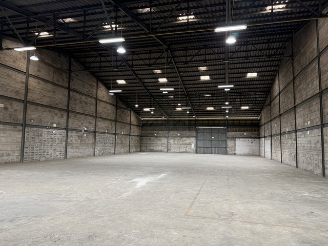 ให้เช่าโกดัง ขนาด 800 ตรม. ติดถนนบางนา-ตราด กม.11.5 ขาออก ใกล้บุญถาวร บางนา ใกล้สนามบินสุวรรณภูมิ*** ราคาเช่า 84,800 บาท/เดือน ติดต่อ::  ชยา โทร/ID Line:: 0942823961   Link Line:: https://line.me/ti/p/3xFA1An8Kcรหัส# T26-252โกดัง ติดถนนบางนา-ตราด กม.11.5 ขาออก ใกล้บุญถาวร บางนา- พื้นที่ 800 ตารางเมตร- (หน้ากว้าง 20 เมตร ยาว 40 เมตร)- ถนนด้านหน้าโกดังกว้าง 13 เมตร จอดรถได้เยอะ- รถ 10 ล้อรถใหญ่ เทลเลอร์ เข้าออก ขนถ่ายสินค้าได้สะดวก- พื้นโกด