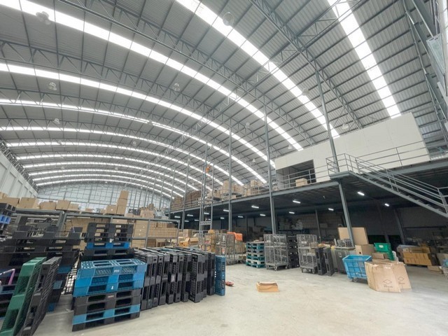 APJ0070ขายโกดัง ผังสีชมพู พร้อม บ้านหรู บนที่ดิน 3 ไร่ ซอยเจ็ดศอก สมุทรสาครเนื้อที่  3 ไร่ แบ่งเป็น พื้นที่โกดัง 2,500 ตร.ม. อาคารสำนักงาน 300 ตร.ม. บ้านพักหรู พื้นที่ใช้สอย 1,800 ตารางเมตรสนใจติดต่อคุณเจี๊ยบ 092-851-6969Line: keti2522 ราคาขาย 65 ล้านบาทซอยเจ็ดศอกตำบล นาดี อำเภอเมืองสมุทรสาคร สมุทรสาคร 74000ทำเลศักยภาพ ใกล้ถนนหลัก รถเทเลอร์เข้า-ออกสะดวกทรัพย์พร้อมใช้งาน เหมาะทำศูนย์กระจายสินค�