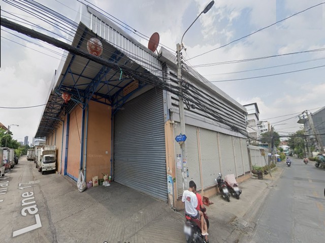 ขายโกดังพร้อมที่ดินแปลงหัวมุม 309 ตรว. ลาดพร้าว 41 หน้าปากซอยมีรถไฟฟ้า สถานีภาวนา*** ราคาขาย 65 ล้านบาท ติดต่อ:: ชยา โทร/ID Line:: 0942823961Link Line:: https://line.me/ti/p/3xFA1An8Kcรหัส# T26-350โกดังพร้อมที่ดินแปลงหัวมุม ลาดพร้าว 41 หน้าปากซอยมีรถไฟฟ้า สถานีภาวนาเนื้อที่ 309 ตารางวา กว้าง 24 เมตร ลึก 53 เมตรแปลงมุม พร้อมโกดังเก็บสินค้า เหมาะใช้เป็นโกดังเก็บสินค้า หรือดัดแปลงเป็นออฟฟิศ หรืออื่นๆ หน้าปากซอยมีรถไ