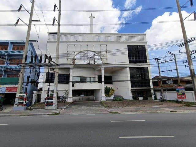   สำนักงาน ถนนเศรษฐกิจ 1 อ้อมน้อย กระทุ่มแบน จังหวัด สมุทรสาคร ถนน เศรษฐกิจ 1 (ทล.3091) ตำบล อ้อมน้อย อำเภอ กระทุ่มแบน จังหวัด สมุทรสาคร  ราคาโปรโมชั่น  25,894,000  บาท    ลดจาก  28,466,000  บาท ราคาโปรโมชั่นตั้งแต่วันที่  2 มีนาคม - 31 พฤษภาคม 2569  รายละเอียดทรัพย์ -  เนื้อที่ 270.00 ตร.ว.   พื้นที่ใช้สอย 2286 ตร.ม. -  บ้านหันไปทางทิศ ตะวันตก  พิกัดทรัพย์ :  https://maps.app.goo.gl/w5uzNs4AEorT9LMM9  สถานที่ใกล้เคียง   -  โรงพยาบาลมหาชั�