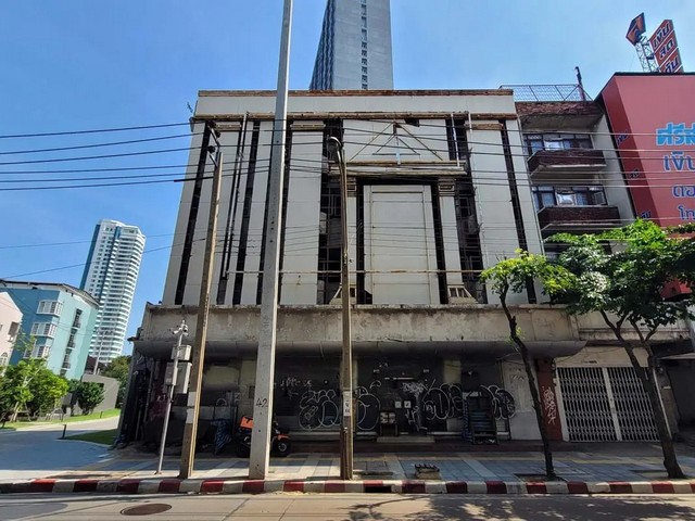   ขาย สำนักงาน บางพลัด ถนนจรัลสนิทวงศ์  เขตบางพลัด กรุงเทพฯ  ถนน จรัลสนิทวงศ์ แขวง บางพลัด เขต บางพลัด จังหวัด กรุงเทพมหานคร  ราคาโปรโมชั่น  28,802,000  บาท    ลดจาก 30,600,000  บาท ราคาโปรโมชั่นตั้งแต่วันที่  2 มีนาคม - 31 พฤษภาคม 2569  รายละเอียดทรัพย์ -  เนื้อที่ 58.00 ตร.ว.   พื้นที่ใช้สอย 871.69 ตร.ม. -  บ้านหันไปทางทิศ ตะวันออกเฉียงเหนือ   พิกัดทรัพย์ : https://maps.app.goo.gl/z63wPWyV9a314WeA7  สถานที่ใกล้เคียง   -  โลตัส จรั�