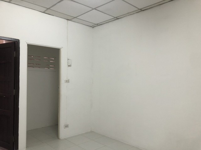 ขายหอพัก ห้องเช่า ย่านทางเข่า  ม.รังสิต  แถววัดนาวง ต.หลักหก  อ.เมือง จ.ปทุมธานี หอพัก ห้องเช่า 9 ห้องบนเนื้อที่ 60ตร.วา จับจุดวัดนาวงซ้ายมือวัดตรงไปประมาณ 1 กิโล เจอ Amaxon Coffee ซ้ายมือ เข้าซอย ซ.นาวง4พัฒนา ซอย3 ตรงข้าม เลี้ยวมาประมาณ 150 ม.หอพักอยู่ด้านซ้ายตรงข้ามหอพักสีฟ้า 2 ชั้นปรับปรุงใหม่  พร้อมดำเนินกิจการต่อ  รายได้ดี ลูกค้าเข้าพักตลอด ย่านแหล่งชุมชนเจริญ ใกล้มหาวิท