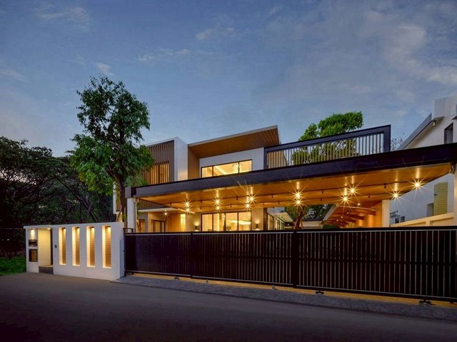 บ้านพูลวิลล่าหรูให้เช่า 250,000 บาท/เดือน 163 ตรว. 4 นอน 6 น้ำ #โซนวัดเกต #อำเภอเมือง ใจกลางเมืองเชียงใหม่ ทำเลดีเยี่ยม — เหมาะทั้งพักอาศัยและรับรองแขก ทำเลทองใกล้แหล่งไลฟ์สไตล์ เดินทางสะดวกทุกจุดในเมืองรายละเอียดบ้านพื้นที่ดิน 163 ตร.ว. | พื้นที่ใช้สอย 604 ตร.ม.4 ห้องนอน | 6 ห้องน้ำครัว 2 แบบ (ครัวไทย / ครัวฝรั่ง)ห้องแม่บ้านพร้อมห้องน้ำที่จอดรถ 4 คันสระว่ายน้ำส่วนตัวระบบน้ำแ�